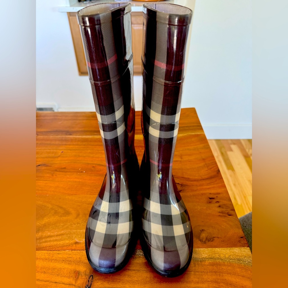 Burberry rubber rain boots - good condition - plum color, classic pattern sz 38